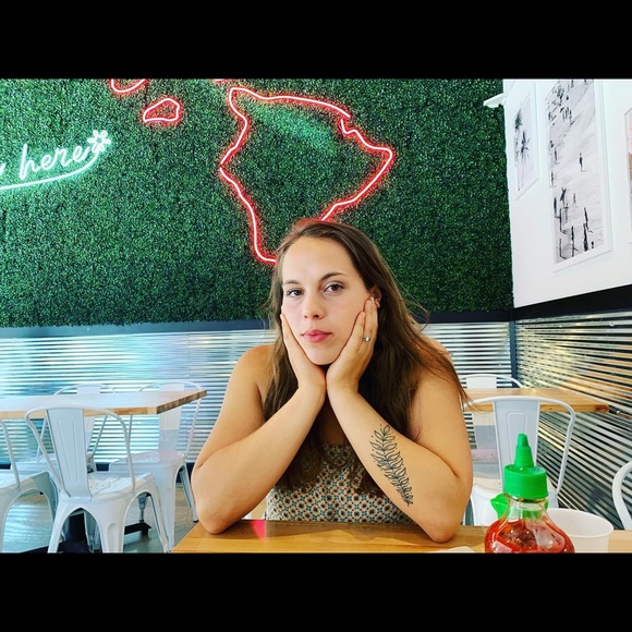 Meet your Posher, Olivia - Picture 3 of 8